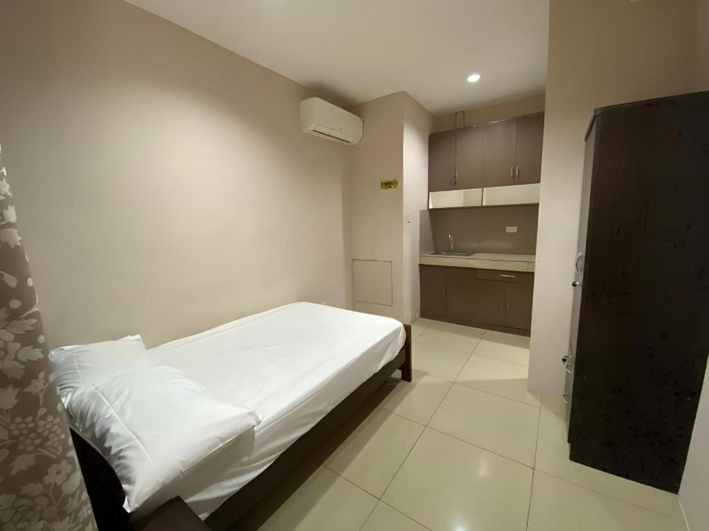 Oyo 766 Ichehan Apartments Manila Exteriér fotografie